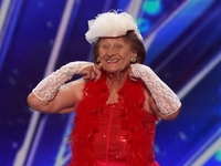 90-летняя старушка исполнила эротический танец на сцене талант-шоу
