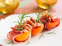 Персики на гриле с прошутто и розмарином