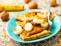 Блины с бананами, медом и орехами