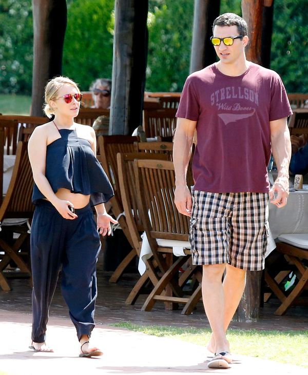 Невеста Кличко опровергла разрыв с боксером, поделившись милым фото