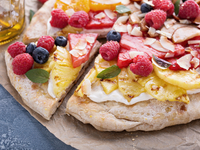 Летняя пицца с фруктами