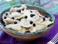 Вареники с черничной начинкой