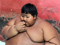 В Индонезии 192-килограммового мальчика посадили на диету