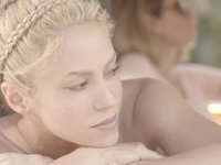 Шакира выпустила яркий клип на песню La Bicicleta