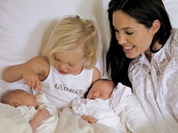 Двойняшкам Джоли и Питта восемь: смотри, как менялись звездные дети