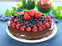 Шоколадный торт с летними ягодами