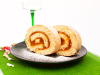 Бисквитный рулет с яблоками и корицей