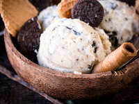 Сливочное мороженое с печеньем