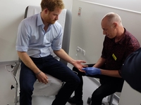 Принц Гарри в прямом эфире прошел тест на ВИЧ