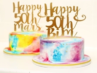 Фуд-арт: кондитер готовит акварельные торты, украшенные золотом