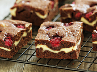 Шоколадные пирожные с творогом и малиной