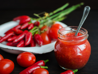 Аджика с яблоками и чесноком