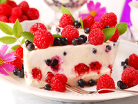 Чизкейк с малиной и черникой