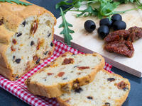 Кекс с оливками и вялеными помидорами