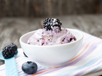 Домашнее мороженое с ежевикой