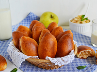 Дрожжевые пирожки с яблоками