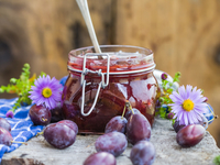 Сливовое варенье со сгущенным молоком