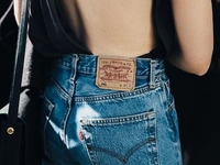 Как выглядеть современно в mom jeans: 10 образов с улиц