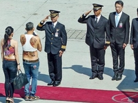 Кронпринц Таиланда прилетел в Германию в коротком топе