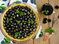 Пирог с ежевикой и заварным кремом