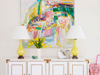 Как интересно декорировать белые стены?