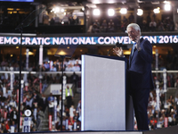 Билл Клинтон рассказал, сколько раз предлагал Хилари пожениться