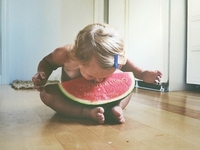 Арбузное лето, арбузные лица: как малыши расправляются с ягодой