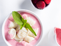 Ленивые вареники с клубничным соусом