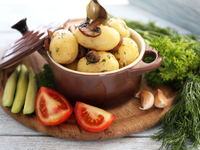 Молодой картофель с грибами по-деревенски