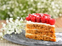 Морковный торт с орехами и сметанным кремом