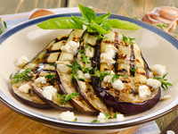 Баклажаны на гриле с чесночным маслом