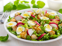 Летний салат с курицей, редисом и перепелиными яйцами