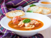 Суп с лососем и креветками