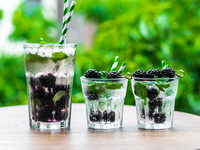 Лимонад с мятой и ежевикой