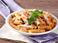 Макароны с острым мясным соусом