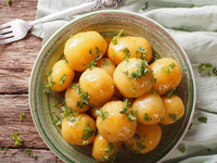 Молодой картофель с чесноком и зеленью