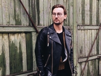 Алан Бадоев представил юбилейный клип для Аниты Цой