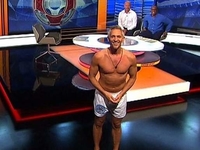 Не надо стесняться: телеведущий ВВС провел эфир в трусах