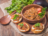 Икра из баклажанов с помидорами и чесноком