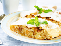 Простой яблочный штрудель с изюмом