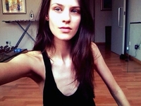 Модель с обложки Vogue обвинила индустрию моды в своей анорексии