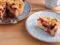 Сливовый пирог с хрустящей крошкой: три вкусные идеи