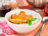 Овсяная каша на молоке с яблоками