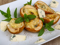 Запеченные груши с голубым сыром и беконом
