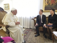 Марк Цукерберг и его жена сделали Папе Римскому необычный подарок