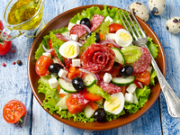 Праздничный салат из овощей с салями