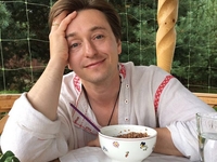 Сергей Безруков в перерывах между съемками гуляет с дочкой
