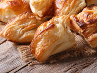 Пирожки из слоеного теста с курицей и грибами