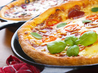 Пицца на сковороде с помидорами и моцареллой