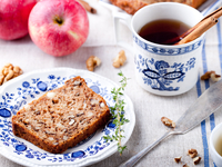 Банановый кекс с яблоками и орехами